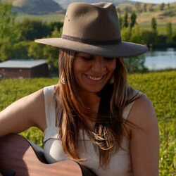 Love Notes Music by Daniela, profile image