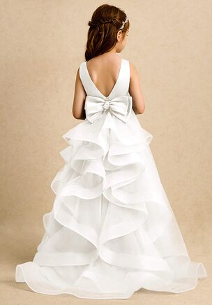 Designed for both elegance and versatility, Lior is a flower girl dress crafted in smooth satin and soft tulle. The sleeveless bodice meets a deep V-back and a refined bow at the waist. A detachable cascading train creates a dramatic finish, offering two charming looks in one. Ideal for weddings and other memorable occasions.