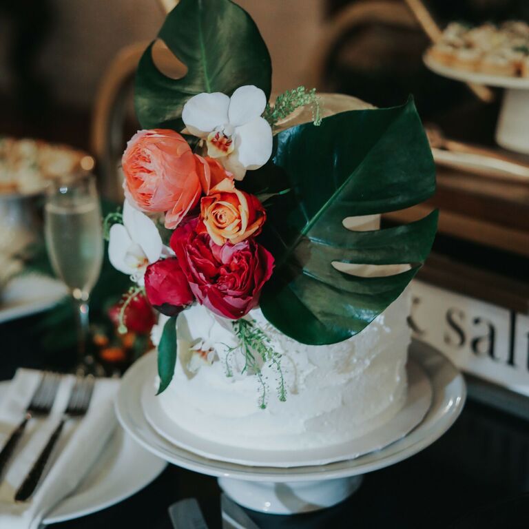 One-tier wedding cake with monstera leaf decorations