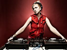 Sara Simms - DJ - Toronto, ON - Hero Gallery 1