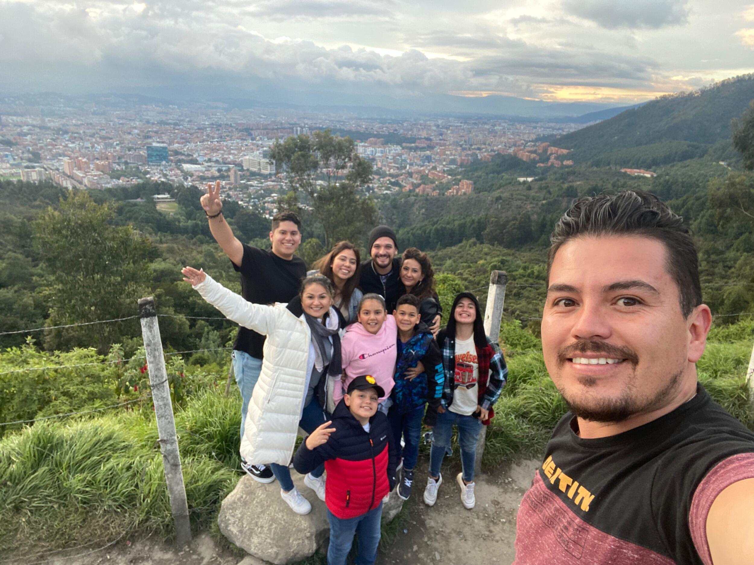 Nuestro primer viaje juntos fue a Bogotá, Colombia,
donde Milka conoció por primera vez a la familia de Daniel.

Conoció a sus increíbles hermanas —
Lorena y Gissell,
además de Jonathan, el esposo de Lorena, y sus hijos David y Esteban,
y los hijos de Gissell, Adriana y Giovanni.

Fue una bienvenida llena de cariño — un recuerdo que siempre llevaremos con nosotros.