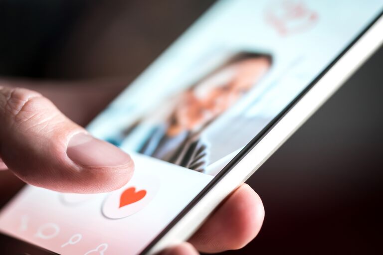 Online Dating Statistics Show Apps Are the Most Popular Way to Meet