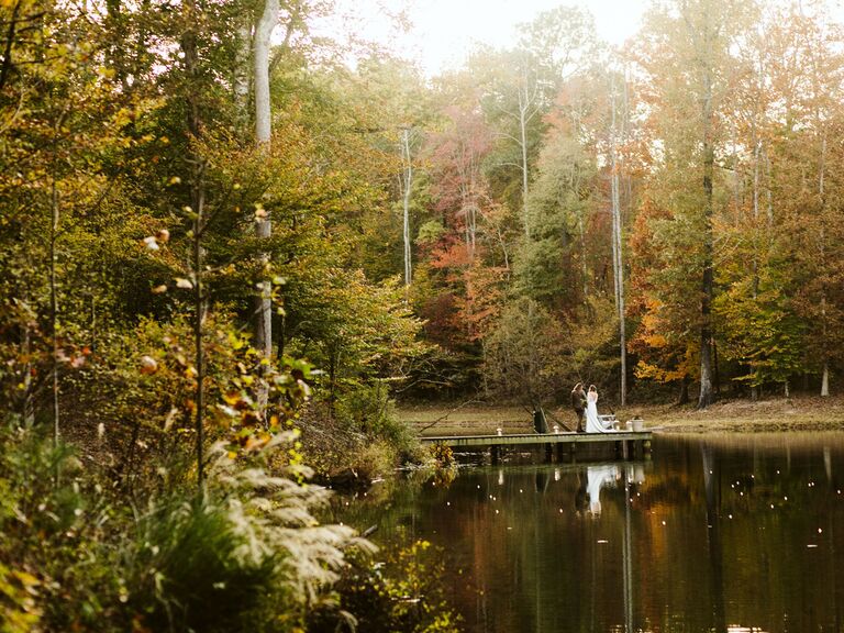 Friluftsliv wedding couple surrounded by fall foliage and pond