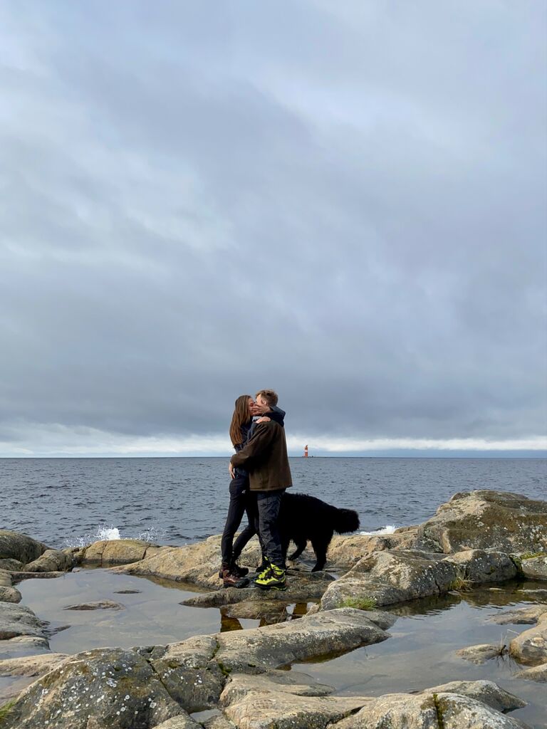 Han gick ner på knä, hon sa ja.  // Wille polvistui, Laura vastasi kyllä. 