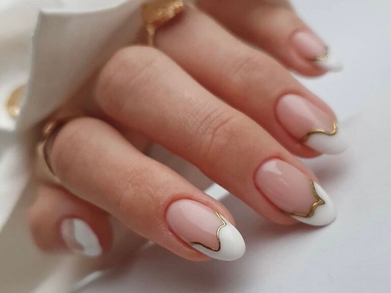 23 Best White and Gold Nails To Try Now  Stylish nails, Gold acrylic nails,  Gold nails