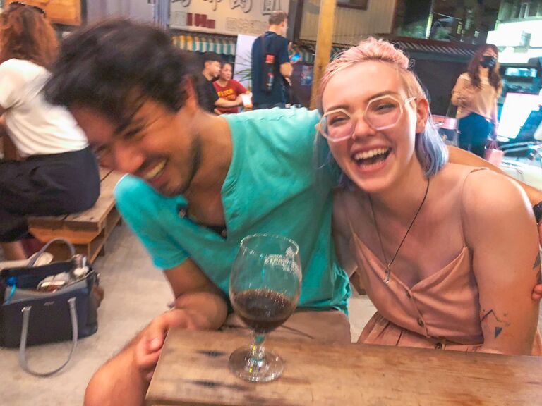 ENGLISH:
Two years later, they reconnect at their favorite local bar and hit it off. Soon they are exchanging messages daily, and eventually can't help but spend all their time together.

ESPAÑOL:
Dos años después, se reencuentran en un bar local  y conectan de inmediato. Pronto comienzan a intercambiar mensajes diariamente y, eventualmente, no pueden evitar pasar todo su tiempo juntos.