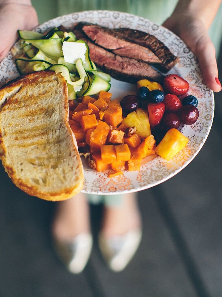 Butternusskürbis, frisches Obst und Pfahl Dinner-Idee für eine Hochzeitsfeier Entree