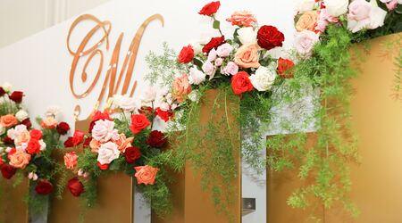 Với không gian cưới nhỏ xinh, những bông hoa cưới được lựa chọn và bài trí hoàn hảo đem đến một không gian đẹp đến kinh ngạc. Sắc hoa tươi tắn, mềm mại, tràn đầy sức sống sẽ đánh thức tất cả các giác quan của bạn.