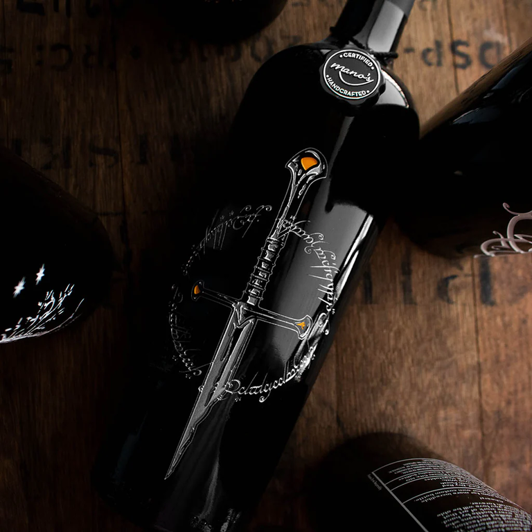 Wine bottle etched and hand-painted with Lord of the Rings icon Narsil sword