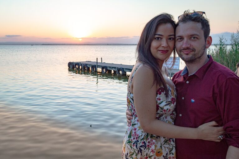 The photo was taken during a special moment, on Marilyn's birthday celebration. The magic of the sunset enveloped the atmosphere, bathing the horizon in golden, while we enjoyed the occasion with joy and gratitude.
