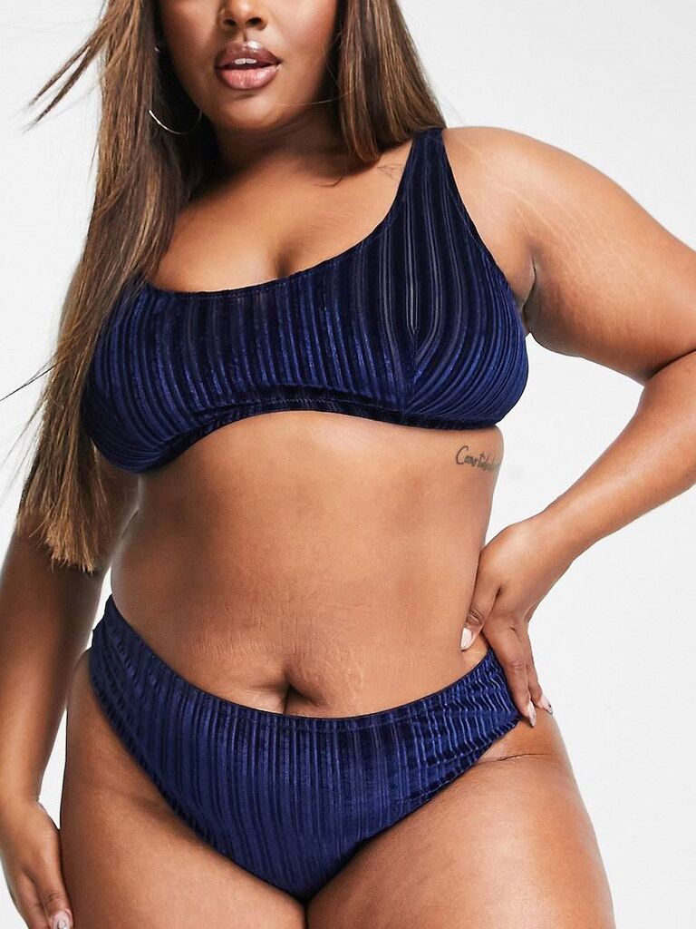 Model wears a midnight blue matching bra and underwear set. 