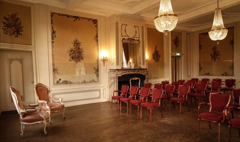 Day guests to arrive between 14:15 and 14:45. The ceremony will start at 15:00 in the Bloemenzaal room. 