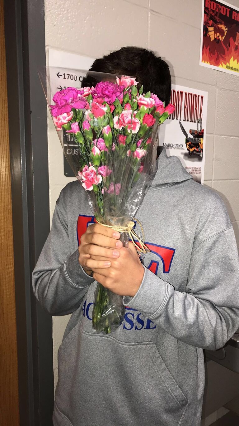 Then on March 23, 2018 Colby asked Zoë to be his girlfriend with a over the top proposal of a sign, flowers, and chocolates. 