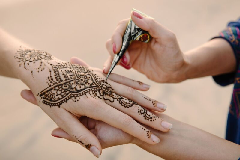 summer party ideas - henna artist