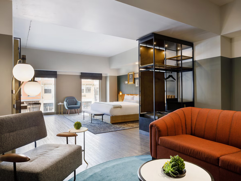 Cyrus Hotel