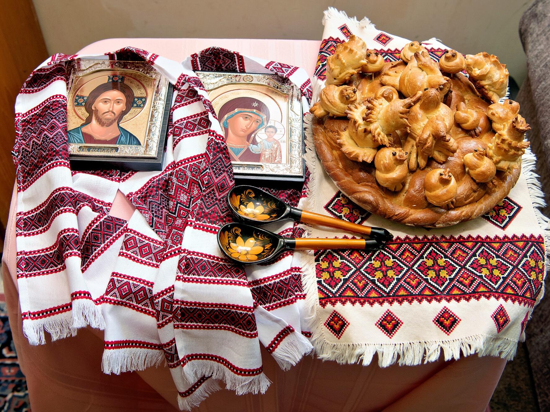 The specially baked Korovai (Ukrainian wedding bread) was set out along with a set of icons to be gifted to the future Bride and Groom for their home.