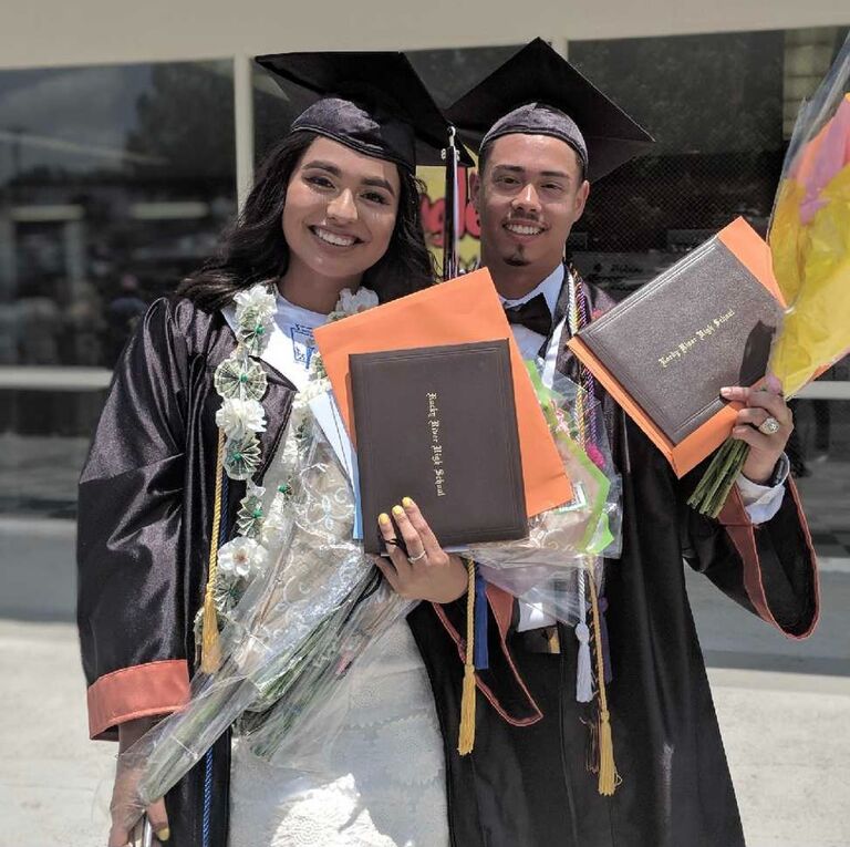 (ENGLISH)In June of 2018, the two graduated  high school and were off to start their new journeys at college!

(ESPAÑOL)En junio de 2018, los dos se graduaron de la high school y comenzaron sus nuevas aventuras para ir la universidad!