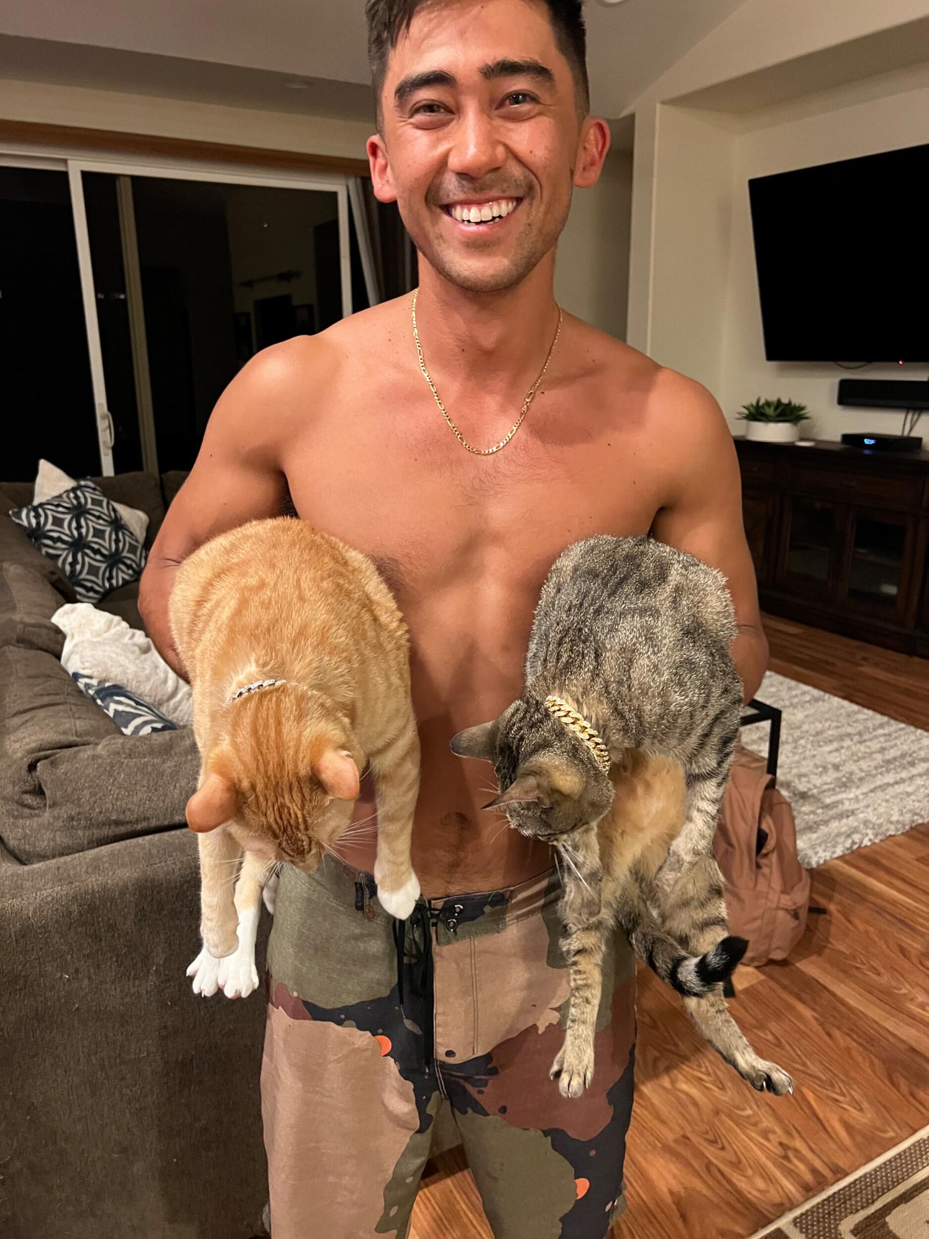 Kin asked Aiko to move in with him and his two roommates, Frankie and Beans. They all promised to be a little tidier with a lady in the halē. 