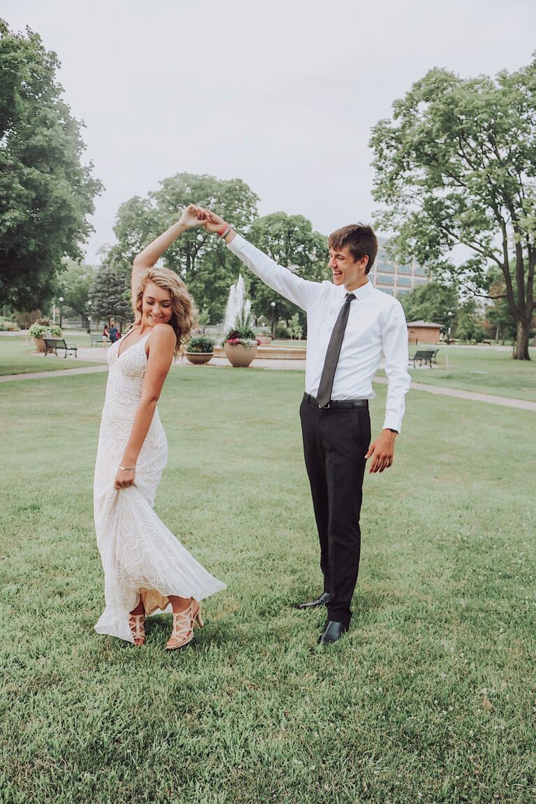 COVID calls for fake prom at Four Sisters! We got stopped by a photographer wanting to take photos of us, ended up being so much fun. 