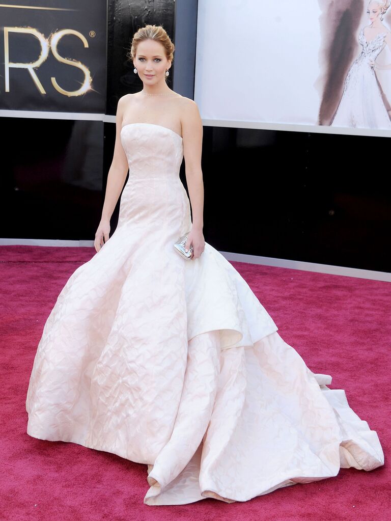 Jennifer Lawrence on the red carpet of the Oscars. 