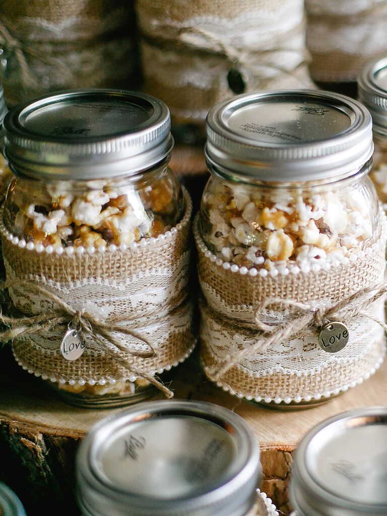 Maïs soufflé au caramel pour une idée de faveur de mariage rustique avec dentelle et toile de jute