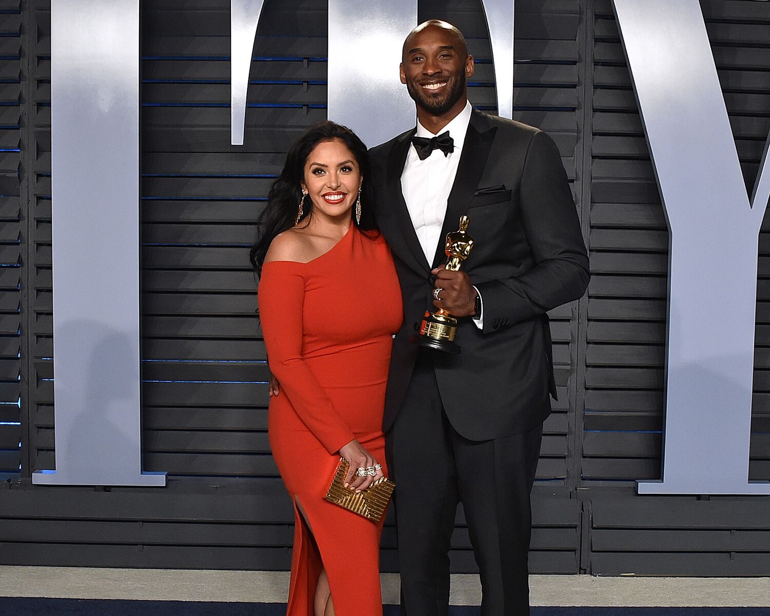 Kobe and Vanessa Bryant vanity fair oscars party 2018 kobe bryant holds an oscar