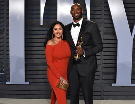 Kobe and Vanessa Bryant vanity fair oscars party 2018 kobe bryant holds an oscar