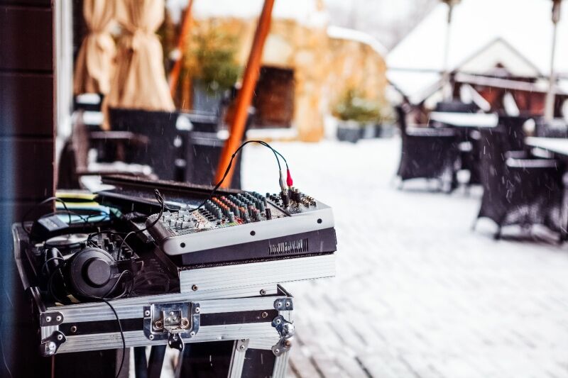 Apres ski party idea - DJ