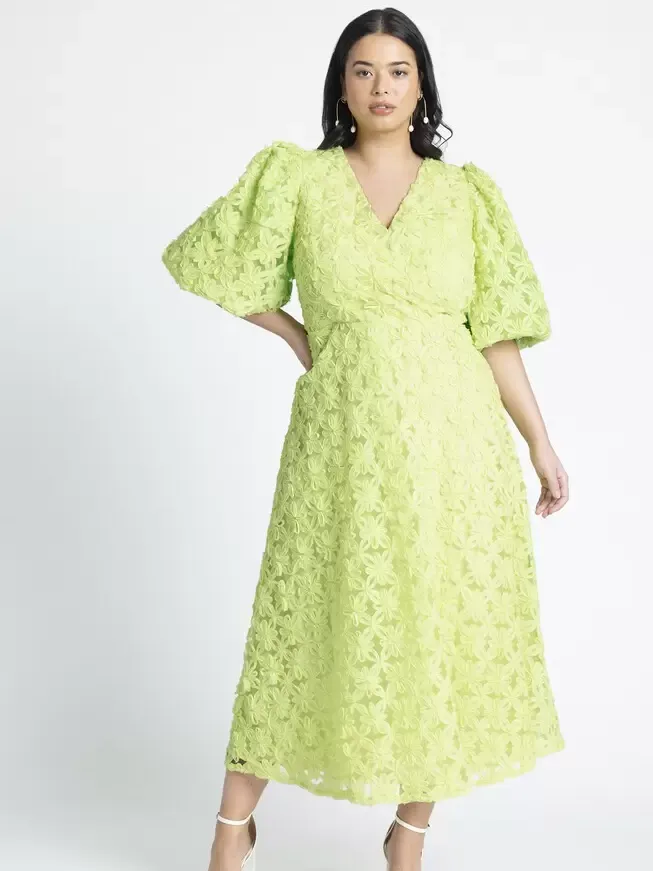 32 Trendy Plus-Size Dresses for Wedding Guests in 2024
