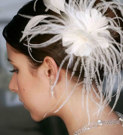 Перья в волосах свадебная прическа
