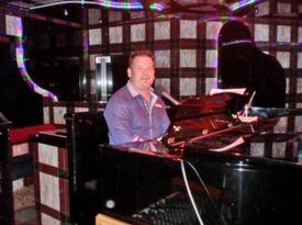 Brad Alexander - Singing Pianist - Toronto, ON - Hero Gallery 4