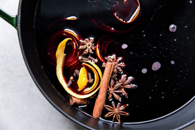 Christmas & Holiday Cocktail Recipes - mulled wine