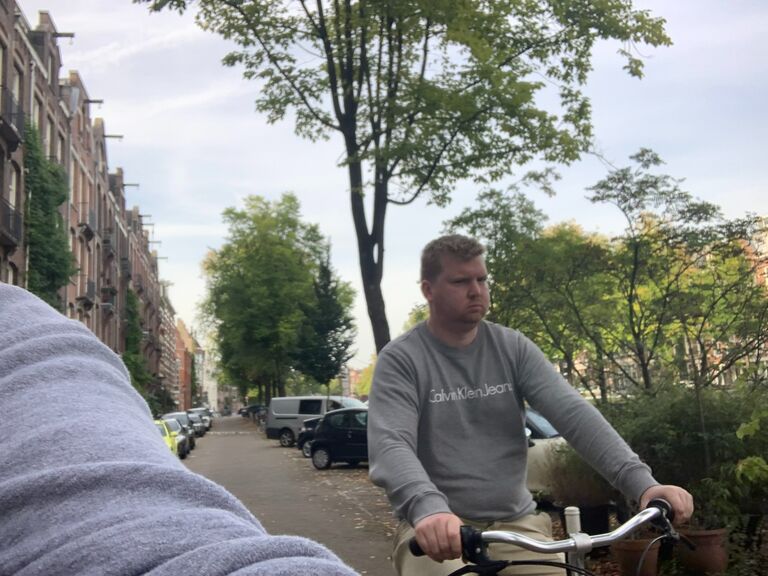 Gezellig fietstochtje met 2 in Amsterdam , op weg naar onze weddingplanners 