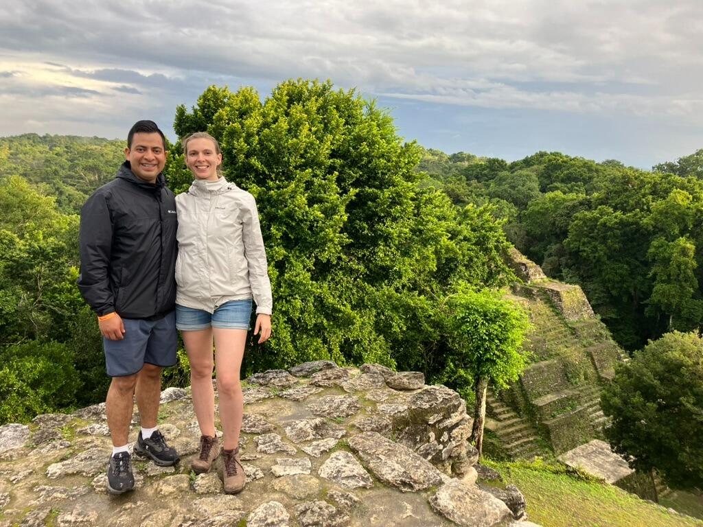 Seguimos viajando y conociéndonos mejor. Hemos tenido el privilegio de explorar antiguas ruinas mayas alrededor de Guatemala, y estas fueron algunas de nuestras favoritas en Yaxha.
We have had the priviledge of exploring ancient Mayan ruins around Guatemala, and these were some of our favorites in Yaxha