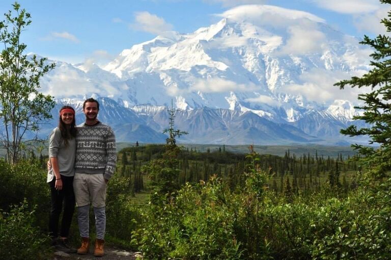 El viaje por Alaska originalmente estaba planeado con 8 amigos, pero al final los únicos firmes fueron Luisa, David y Pablo, uno de los mejores amigos de David. El violinista contribuyó con excelentes conocimientos de camping además de admirables skills fotográficos. 

Este viaje fue una "despedida" porque David se iba a hacer su maestría a Europa y China, creando un capitulo separado en la vida de ambos por 2 años. 