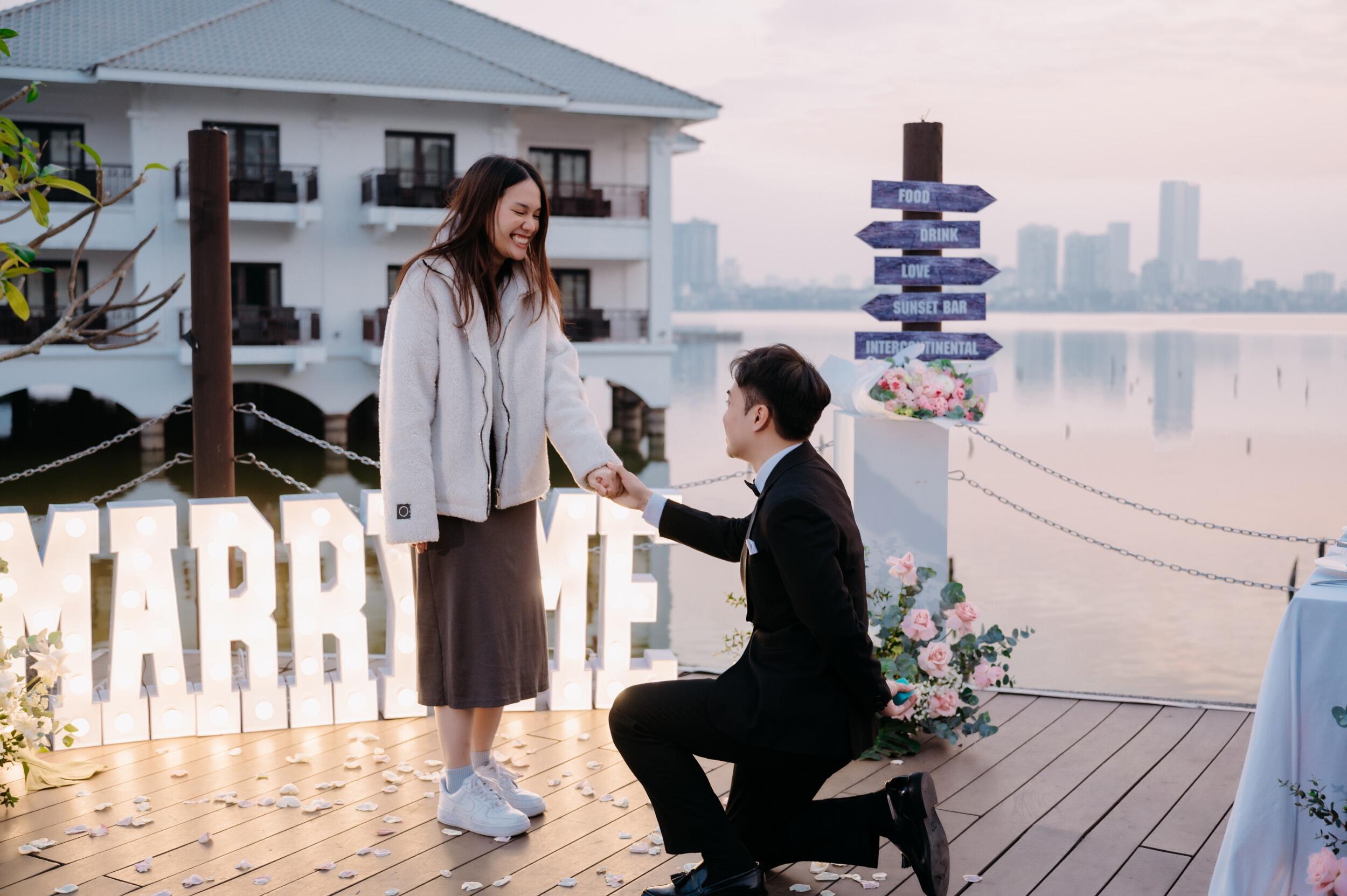 After years of Instagram DMs, countless video calls, and surviving long-distance like champions, Duc decided it was time to upgrade their relationship status one final time. Down on one knee with a ring in hand, he asked the question – because apparently, sliding into DMs eventually leads to sliding a ring on fingers 💍