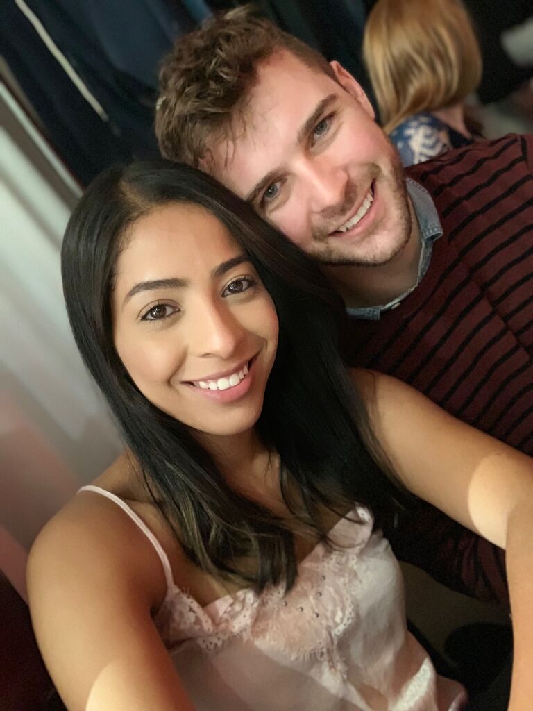 Era a vez de Amanda planejar um encontro, e ela sabia que precisava impressionar. Ela queria diversão, leveza e um toque de mistério. Um musical secreto tinha tudo o que ela queria. Andrew e Amanda limparam suas agendas para a noite de quinta-feira, sabendo que o evento aconteceria perto do Lower East Side, mas o local exato não foi revelado. Então, um jantar romântico italiano clássico deu início à noite, com carbonara e um cabernet à luz de velas. Depois, munidos de uma segunda garrafa de vinho, eles perambularam pelas ruas de Manhattan em direção ao loft que abrigava o musical. Saboreando o vinho, eles curtiram a noite, sentindo a música e uma ótima sintonia um com o outro.