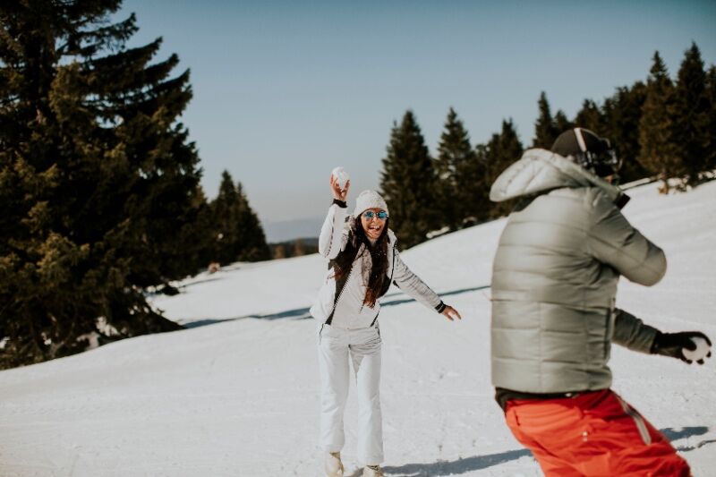 Apres ski party idea - snowball fight