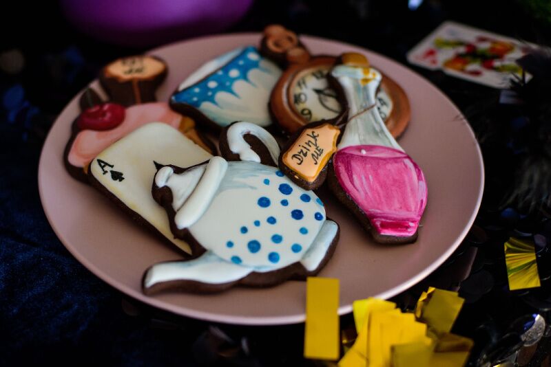Alice in Wonderland themed party idea - eat me cookies