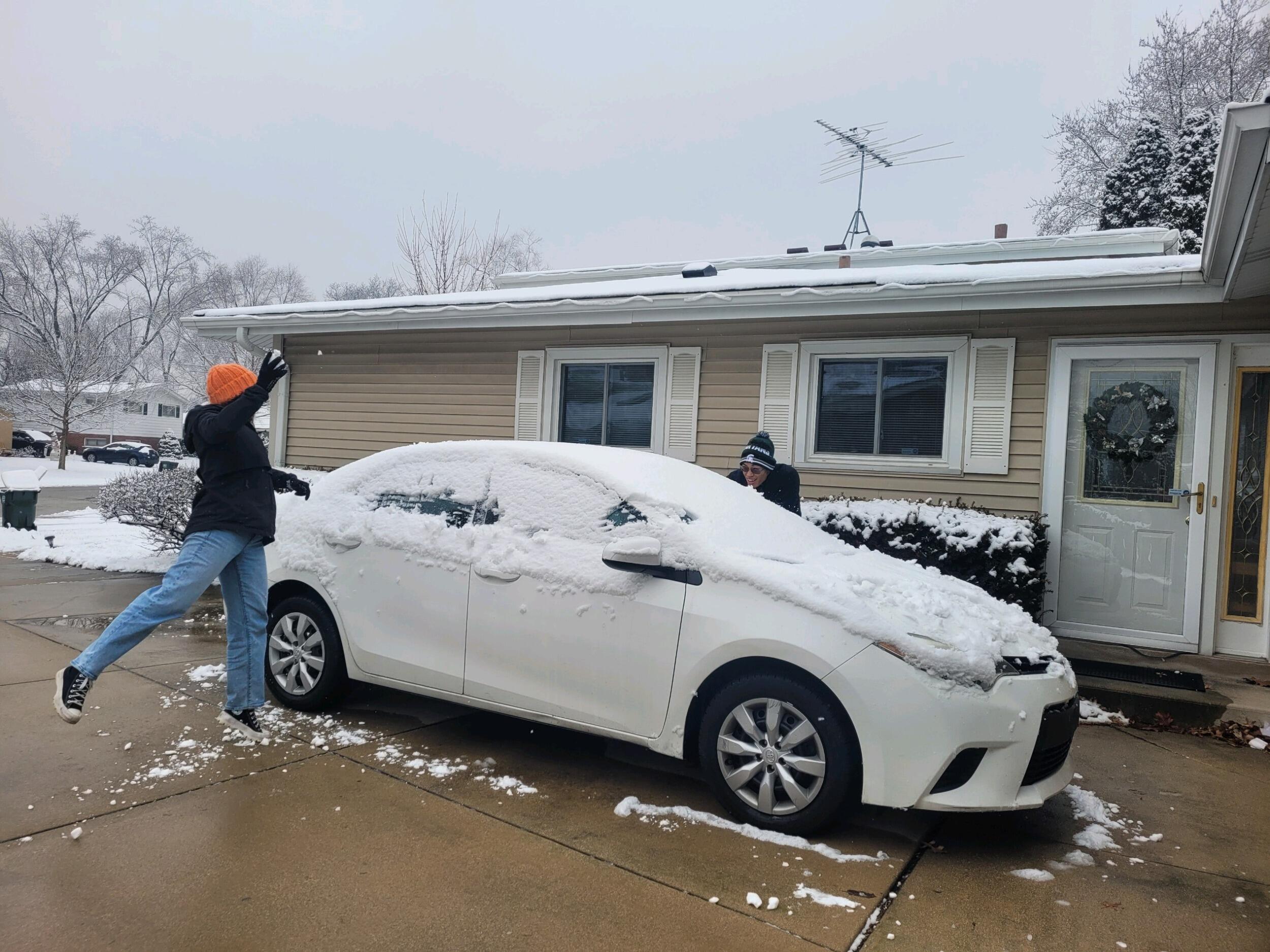 Snowball fighttttttt