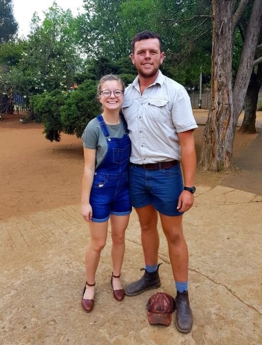 DIE HERONTMOETING - Op 'n sonskyn dag by 'n fees het hy vir haar nommer gevra en so het die vlammetjie weer gevat. Milkshake dates by Delmas Spur, en laat nag gesels oor lang afstand, nooit het hulle gedink dit sou iets meer word nie...
