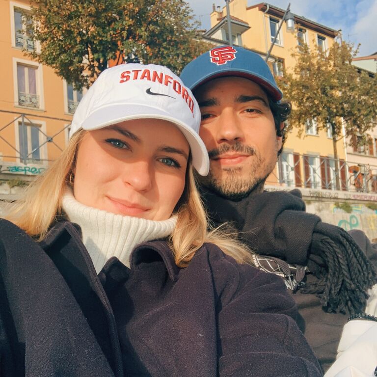 Hope moves to Grenoble, France. Although there is distance, they visit one another often and realize how much they love each other! //

Hope déménage à Grenoble, en France. Malgré la distance, ils se rendent souvent visite et réalisent combien ils s'aiment !