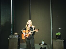 Justine Dorsey - Singer Guitarist - Los Angeles, CA - Hero Gallery 1