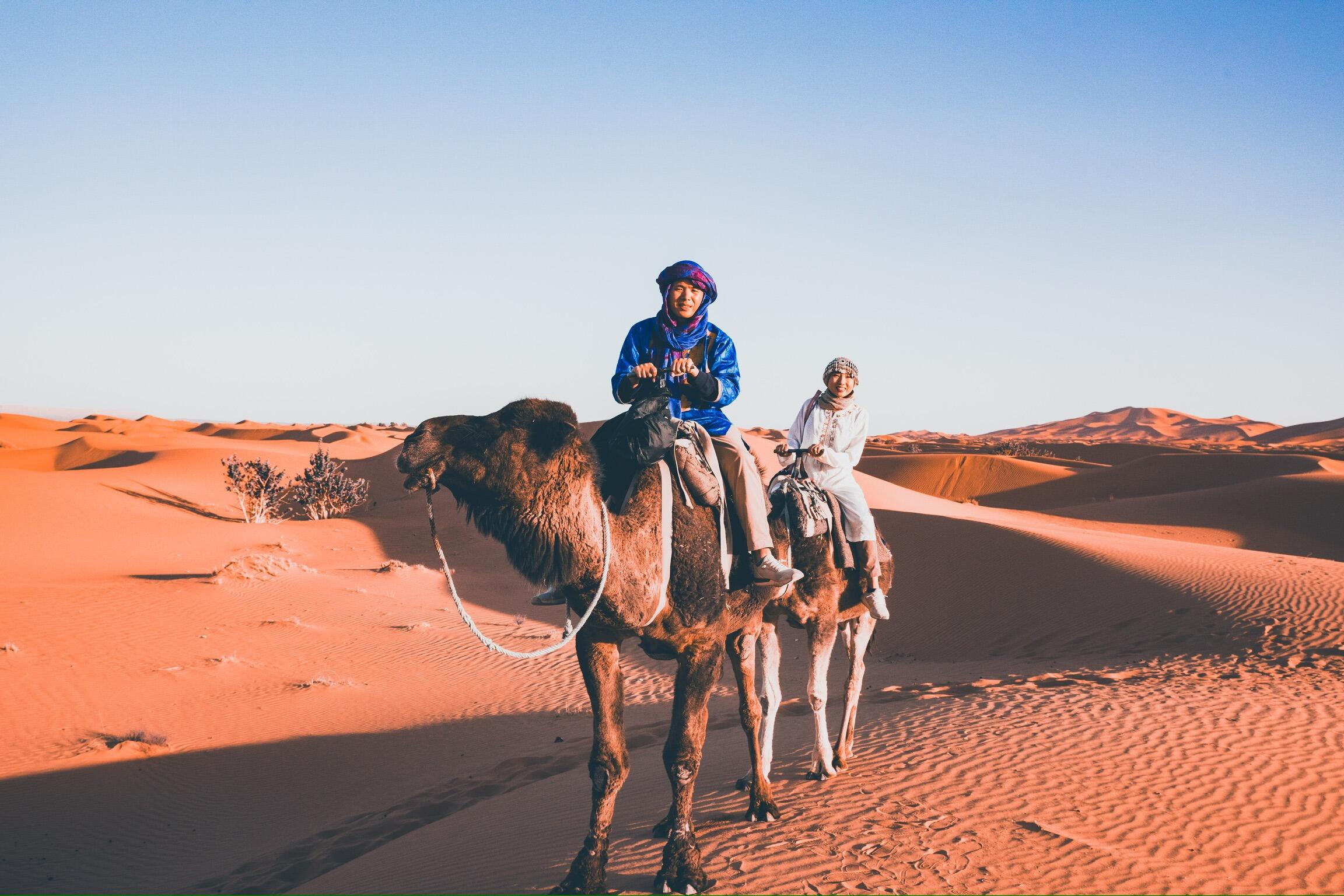 Entering the Sahara Desert by riding camels 🐪