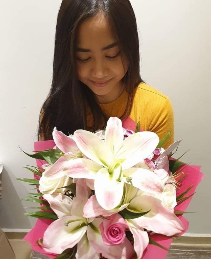 This was the day na sinagot ko sya, July 21, 2021 Dubai time and July 22, 2021 PH time. Kinita namen ung relatives nya dito sa Dubai and kelangan talaga meron syang pasurprise na bouquet. I really appreciate him a lot with this small gesture kase he wasn't here yet he managed to make me feel special on our first day. Awwww arte! LOL Kaya girls if a guy really likes you distance will never be an issue. 