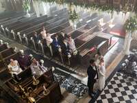 daphne and simon bridgerton wedding with loved ones