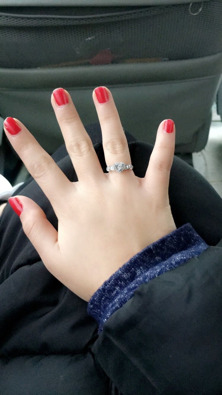 Jeff gives Nancy a promise ring promising to marry her someday. ***

Jeff le regala a Nancy un anillo de promesa, prometiendole casarse con ella algun dia.