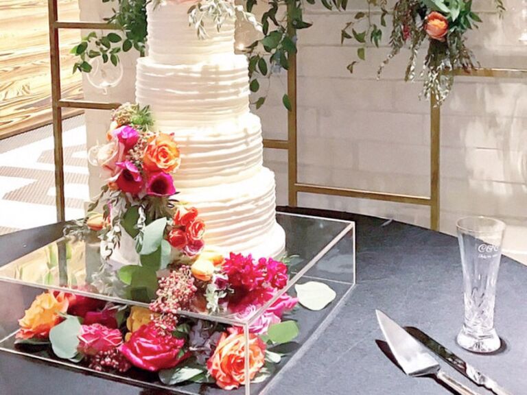 plastic wedding cake stand        <h3 class=