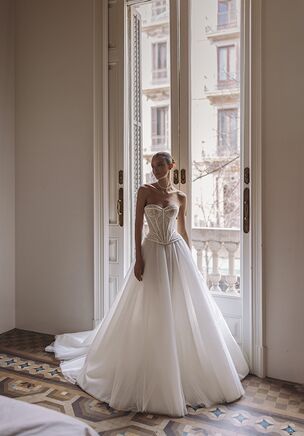 True - detailed and embroidered heart-shaped neckline corset with pleated wide-leg trousers and detachable tulle overskirt. Complemented with transparent pleated gloves.