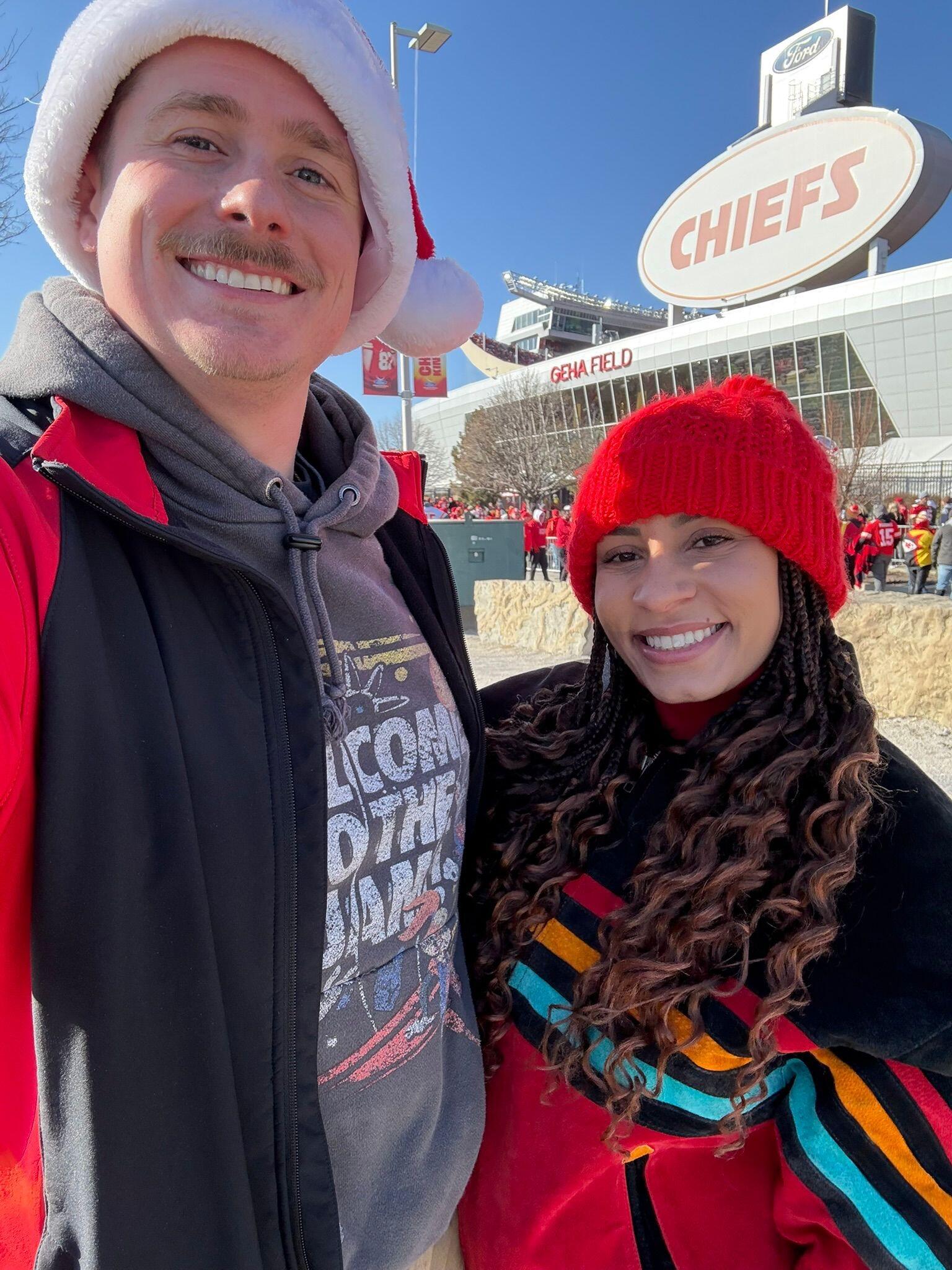 Chiefs Game, Kansas City. PS: They won!
 | 
Jogo de futebol americano, Kansas City Chiefs. PS: Eles ganharam!